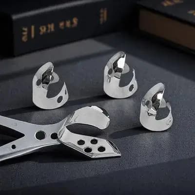 4 Pezzi Plettri in Metallo Leggero per Dita, Plettri in Acciaio Inossidabile per Chitarra Acustica, Banjo, Ukulele, Basso