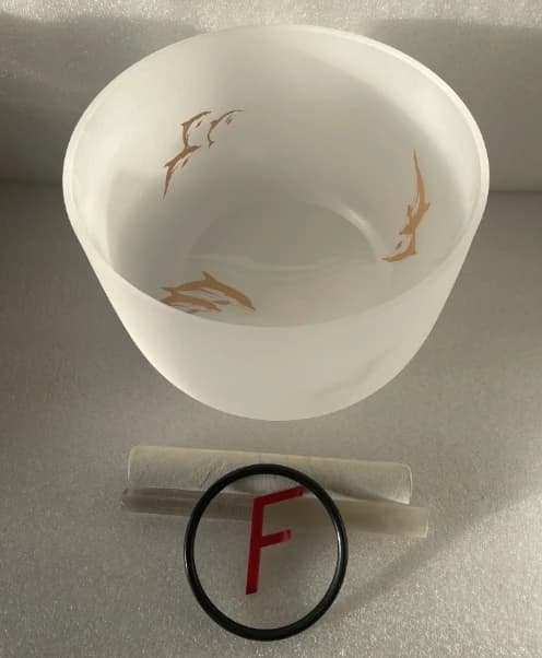 factory outlet 10“ frosted quartz singing bowl with dophins image 432hz perfect F note Heart chakra crystal sing bowl
