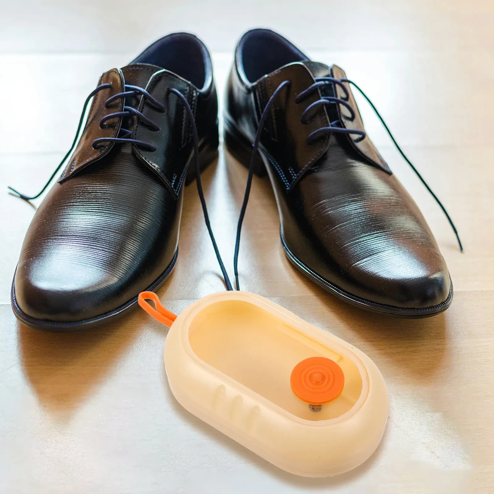 Spazzola per la pulizia delle scarpe con setole morbide, dispenser automatico di liquido, strumento per la pulizia completa di suole e tomaie per tutti i tipi di calzature