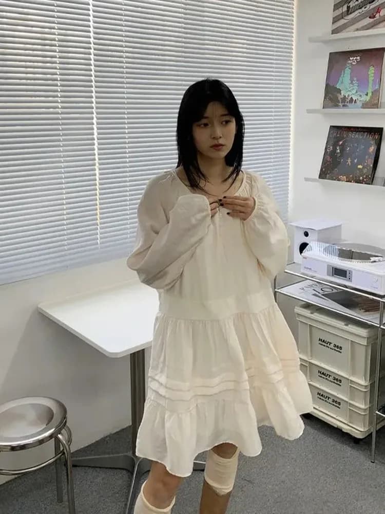 Abito da donna bianco stile coreano, modello bambola, con gonna a balze, a maniche lunghe, girocollo, linea ad A, lunghezza media, dal design morbido e grazioso.