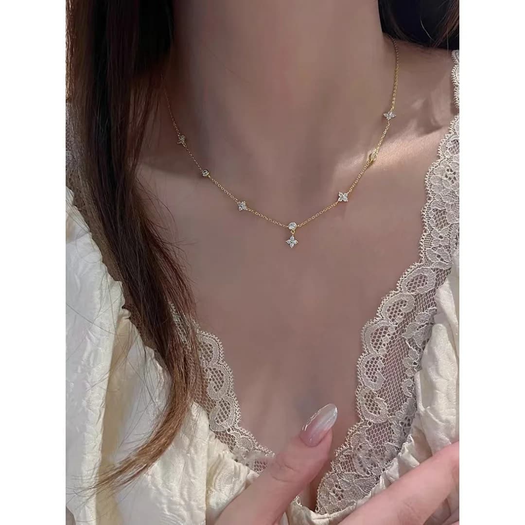 Elegante collana con quadrifoglio in zircone per donna, una catena minimalista di lusso per la clavicola.