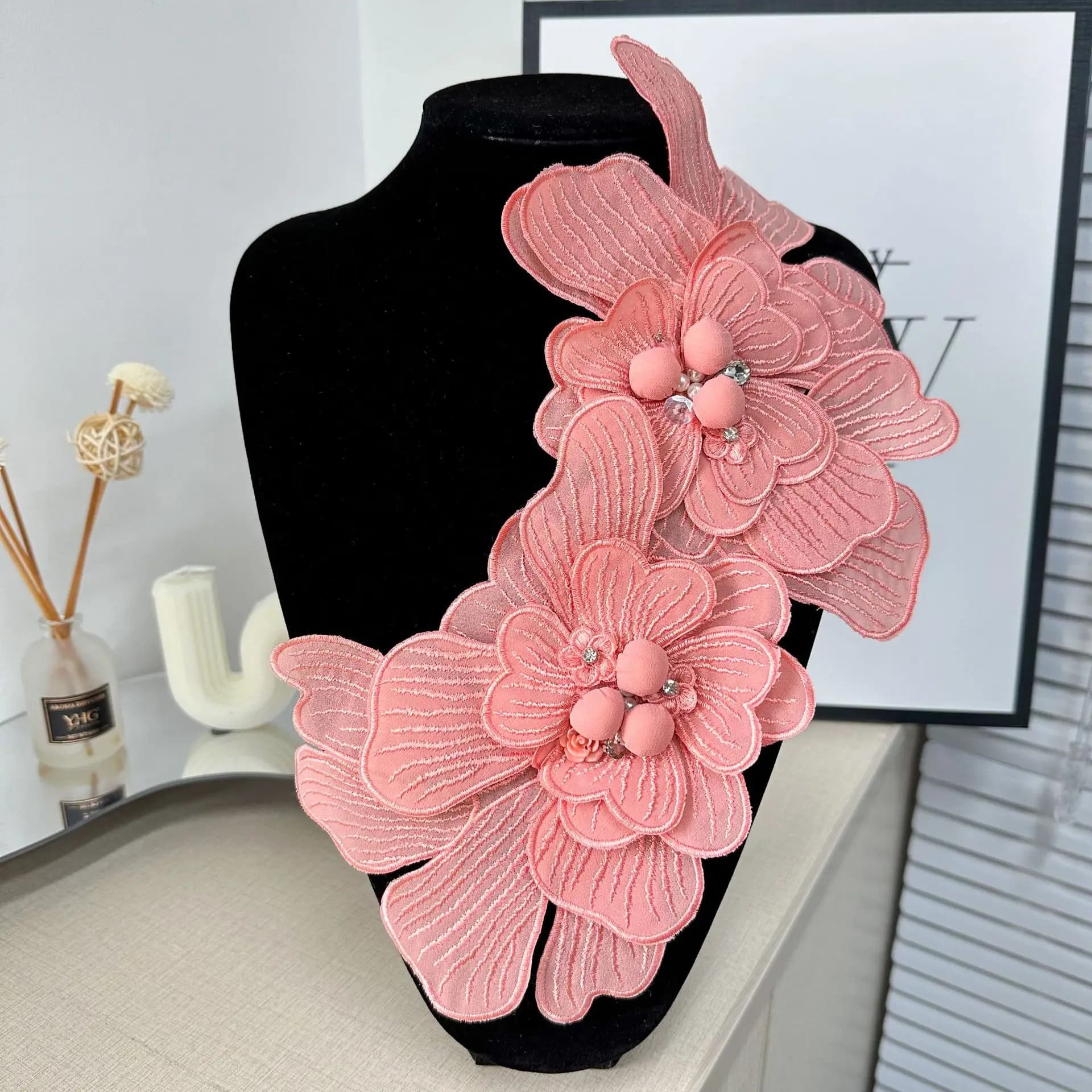 Spilla in stoffa con fiori decorativi, grande ricamo con borchie, accessorio fai da te, corpetto