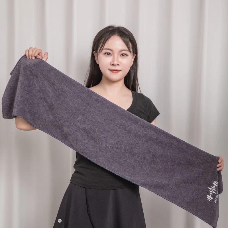 Super-absorbent sports towel in lightweight microfiber for gym, running, basketball, outdoor camping, travel