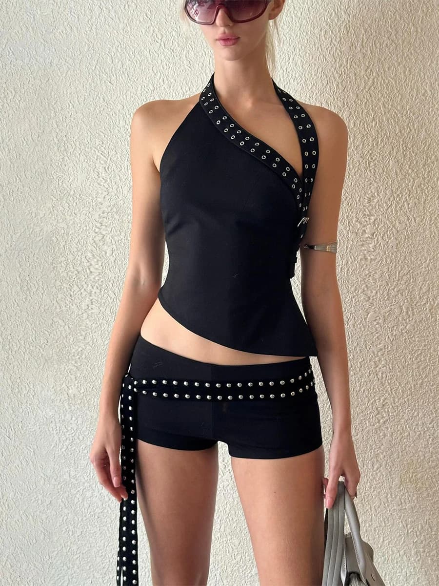 Completo due pezzi da donna alla moda: gilet regolabile con spalline oblique e cintura con rivetti, e pantaloncini corti - Stile Dark Cool Girl