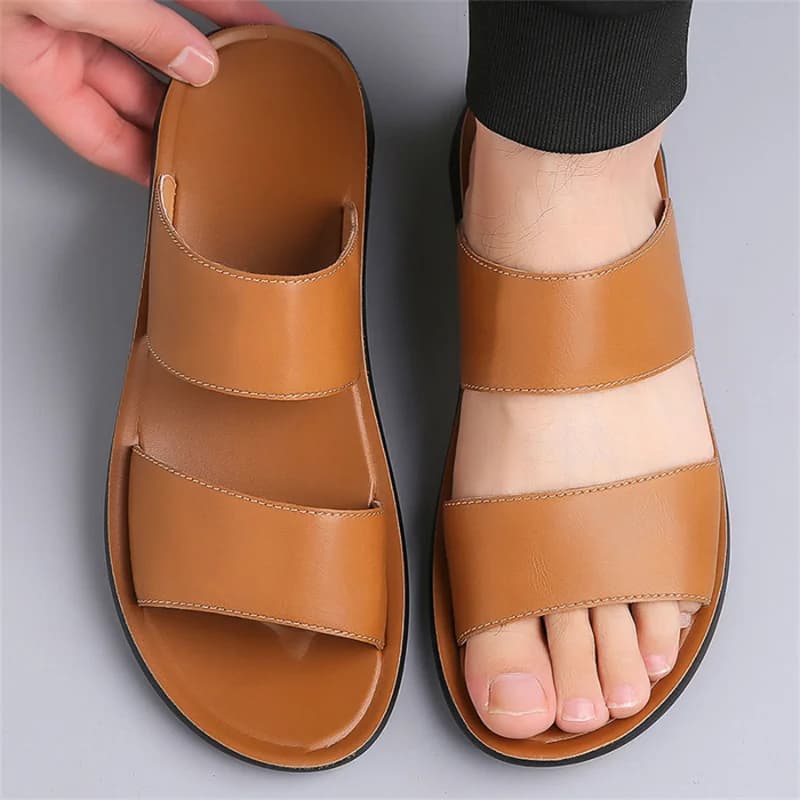 Pantofole da uomo Pantofole casual in pelle di marca di lusso 2025 Nuove pantofole da spiaggia estive per uomo Sandali piatti antiscivolo di grandi dimensioni48