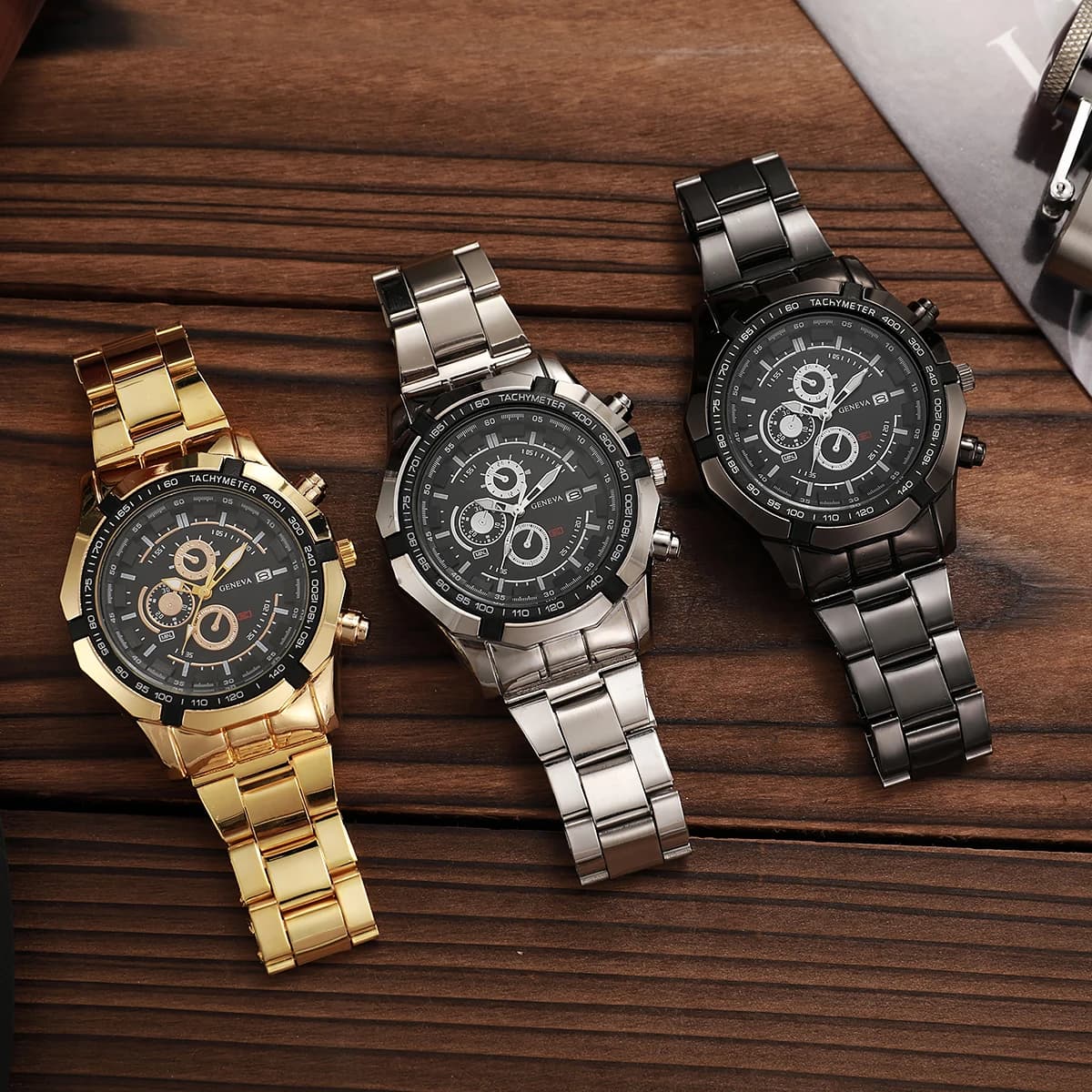 Orologio da uomo con cintura in acciaio Orologio da uomo con calendario a tre occhi alla moda Orologio al quarzo da 3 pezzi