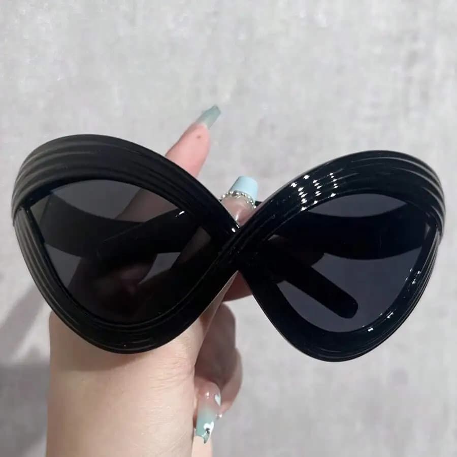 Occhiali da Sole da Donna Stile Cat Eye, Montatura Curva Futuristica, Design Esagerato, Lenti in PC