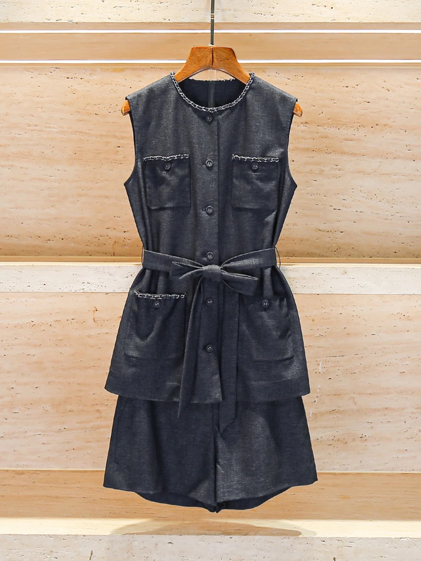 Completo Estivo Donna di Alta Gamma 2025: Top Gilet in Denim e Shorts con Cintura, Elegante Set Due Pezzi in Fibra di Poliestere, Scollo Rotondo, Chiusura con Bottoni