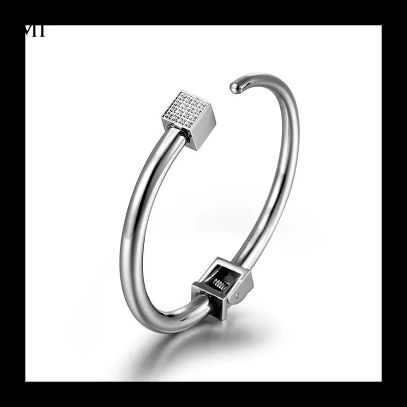 Bracciale per unghie tempestato di diamanti Ins Design di nicchia Bracciale aperto di lusso leggero da donna Accessori alla moda in acciaio al titanio YL436