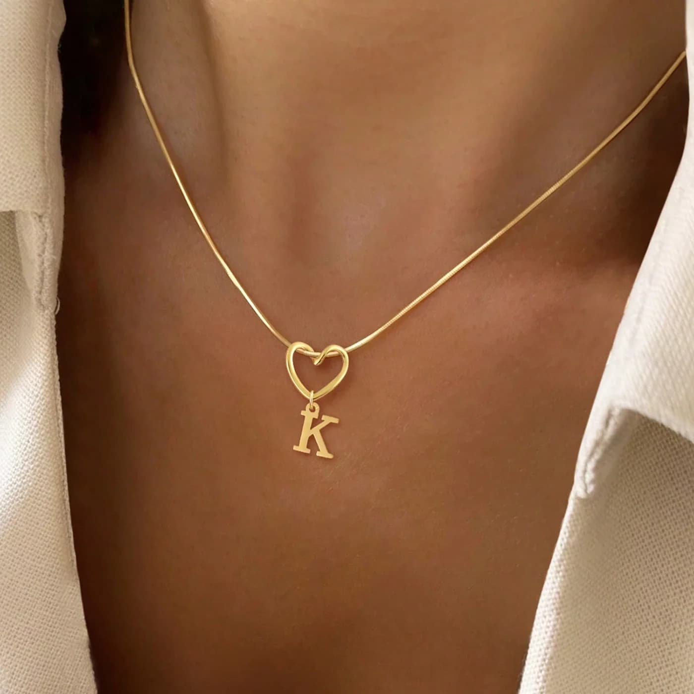 Collana con Ciondolo a Forma di Cuore Traforato su Catena a Serpente per Donne