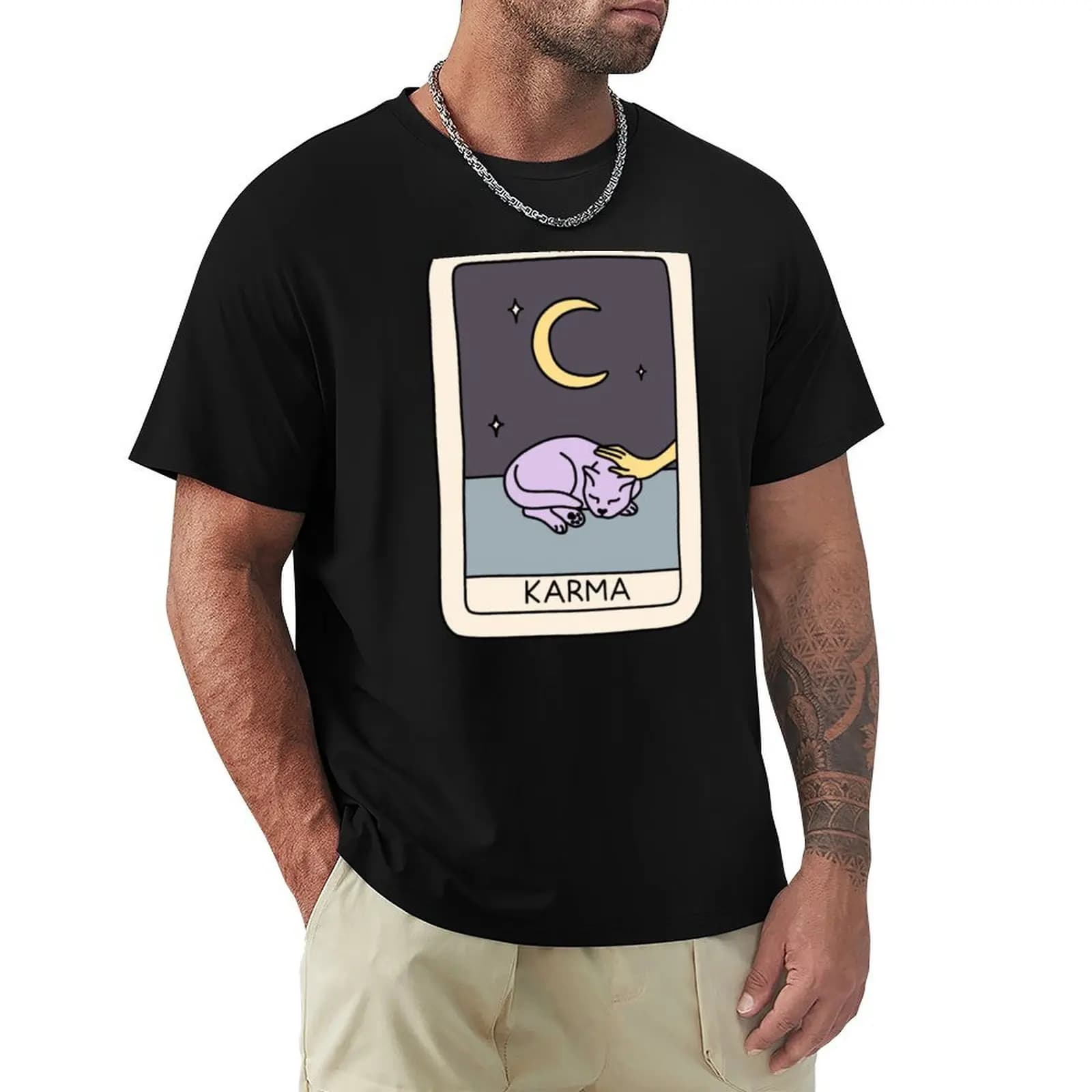 T-shirt con poster della carta dei tarocchi Karma is a Cat, in tessuto resistente