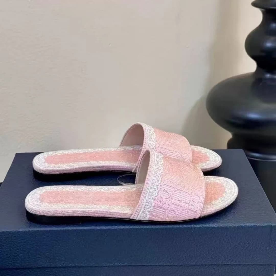 2026 Women's Fashion Versatile Flat Casual Anti-slip Comfortable Beach Vacation Slippers