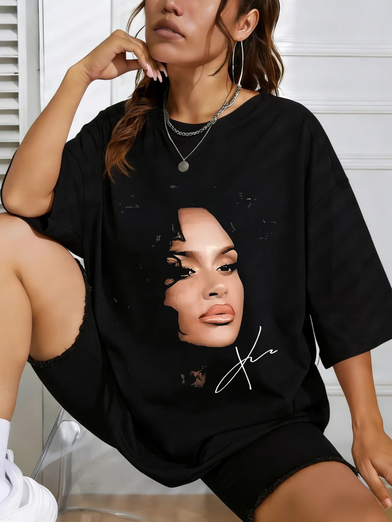 Women's oversize T-shirt in short sleeve cotton with fashionable graphic print - Summer casual t-shirt with women's portrait for everyday