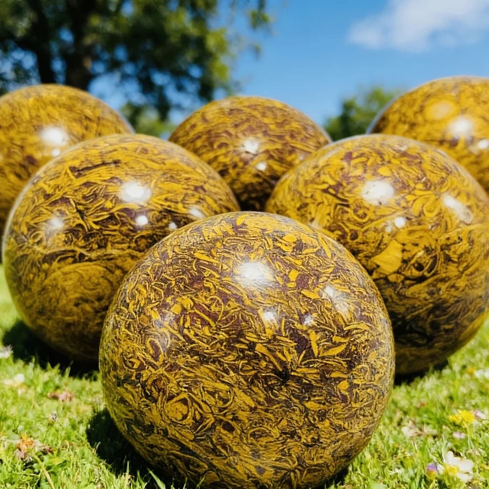 Sfera di Giada Naturale con Filo Dorato, Cristallo Curativo per Meditazione ed Equilibrio Energetico dei Chakra, Ornamento per Casa e Regalo Unico