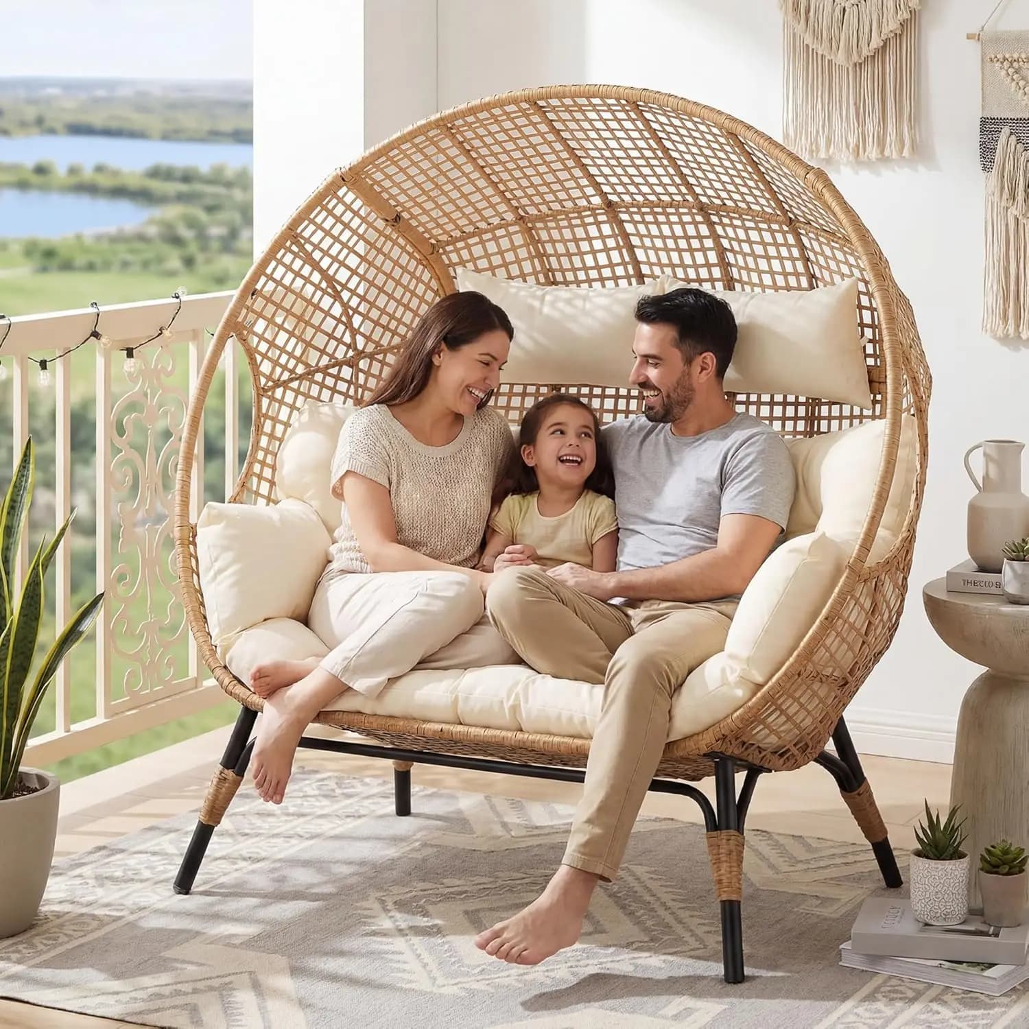 Poltrona Doppia a Forma di Uovo in Vimini per Patio, Divanetto per 2 Persone, 680 libbre, Cuscino Beige, Ampia Poltrona da Esterno per Balcone e Portico, Personalizzabile