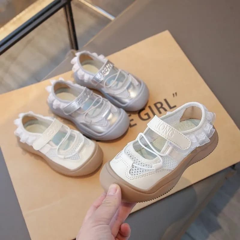 Scarpe estive da bambina in mesh traspirante, nuovo stile 2026, semplici e alla moda, con finiture in pizzo e suola morbida antiscivolo, scarpe singole