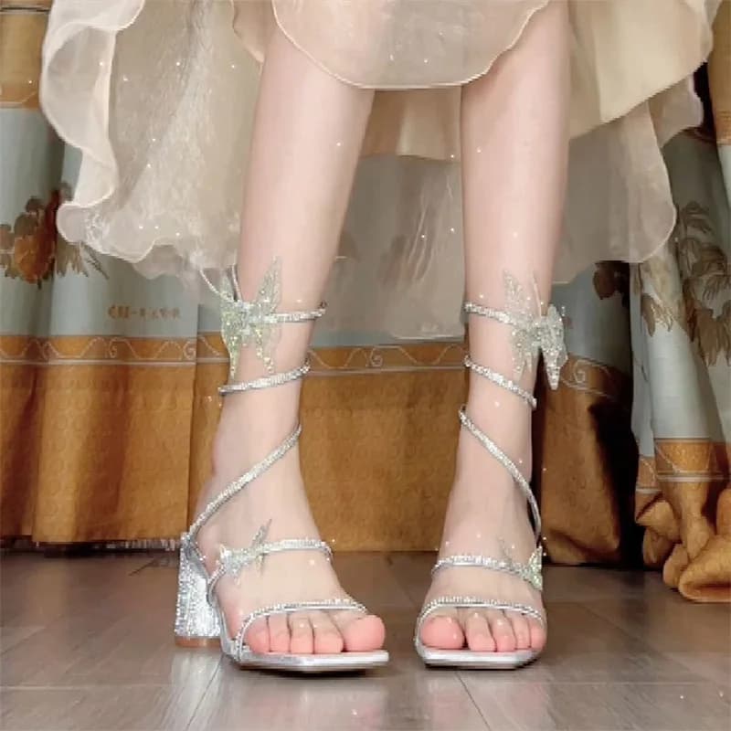 Sandali Comemore Estivi con Cristalli e Motivo a Serpente, Tacchi Alti 2024, Sandali Romani con Farfalla Luccicante per Donne, Sandali Piatti Dolci e Femminili