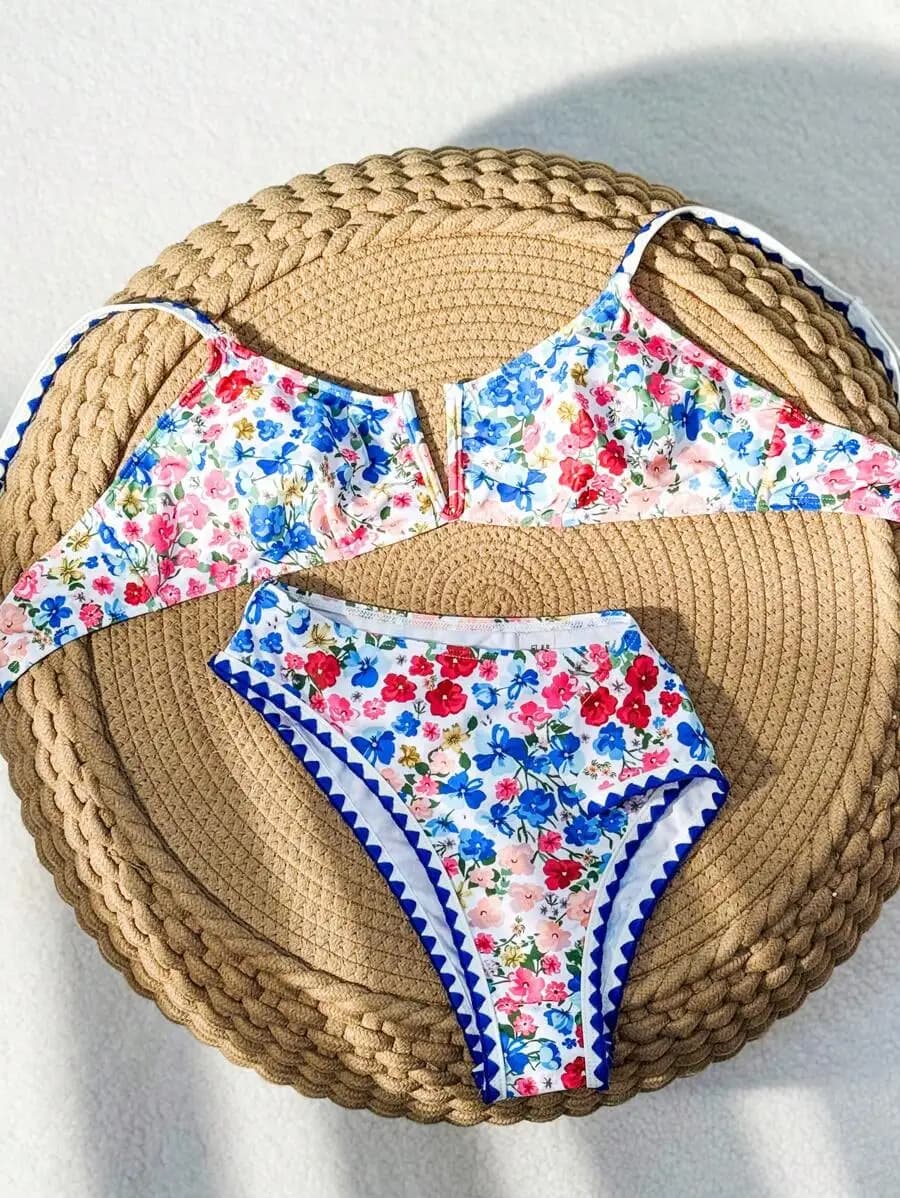Bikini a due pezzi con stampa floreale, top con scollo a V, slip a vita alta e bordo a zig-zag blu smerlato per la spiaggia estiva