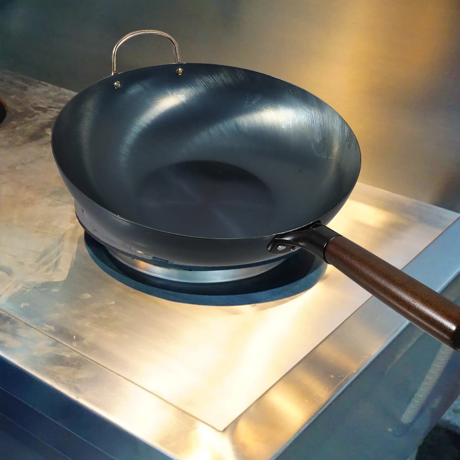 Padella Wok in Ferro a Fondo Piatto Antiaderente con Manico in Legno Spesso, Multifunzione per Cucinare, Friggere e Grigliare, per Uso Domestico e All'aperto