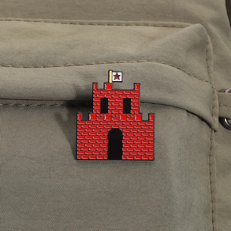 Giochi classici Ispirazione Spille smaltate Pixel rosso Casa Distintivo da bavero Accessori Zaino Vestiti Spille Gioielli Regalo per gli amici