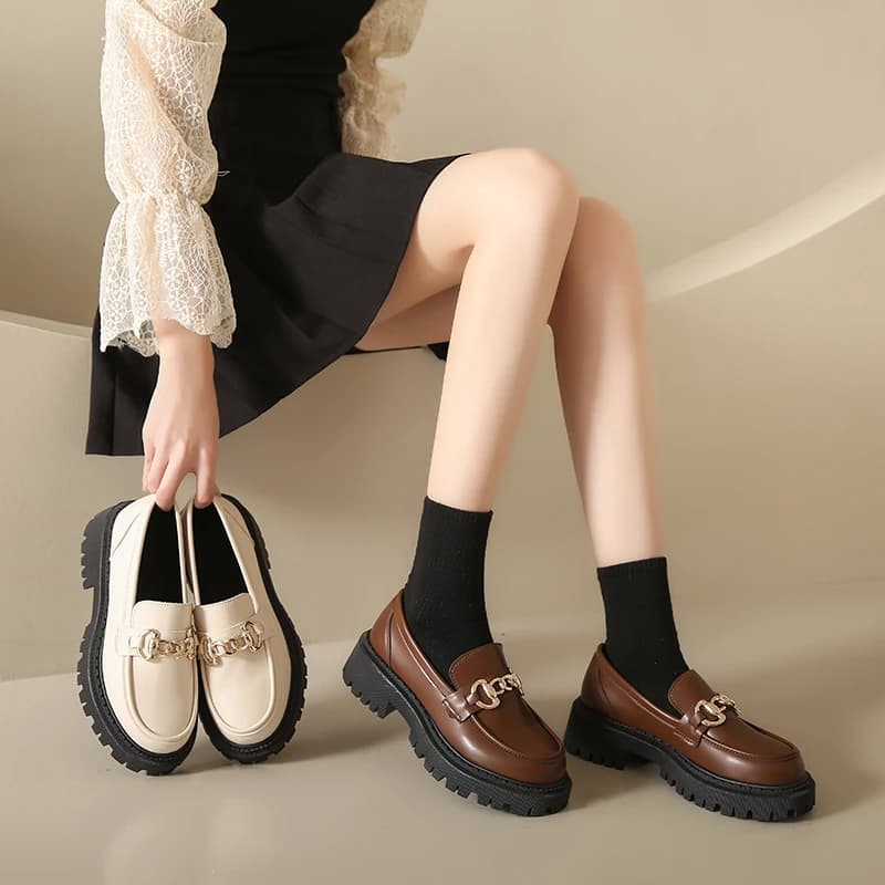 Primavera 2025 Scarpe da donna in pelle con punta tonda stile britannico con tacco spesso alla moda e di vendita calda Calzature con fondo confortevole