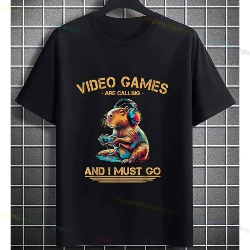 Divertenti videogiochi sta chiamando e devo andare T-shirt grafica divertente Capybara Gamer T-shirt girocollo a maniche corte in cotone 100%.
