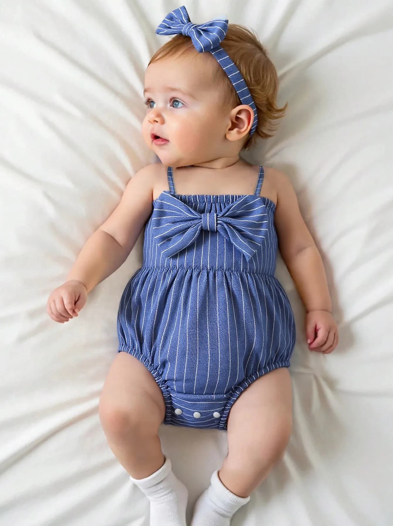 Abito a triangolo con canotta a righe bianche e blu per bambina, design con fiocco abbinato a un set casual in due pezzi con fascia per capelli con fiocco