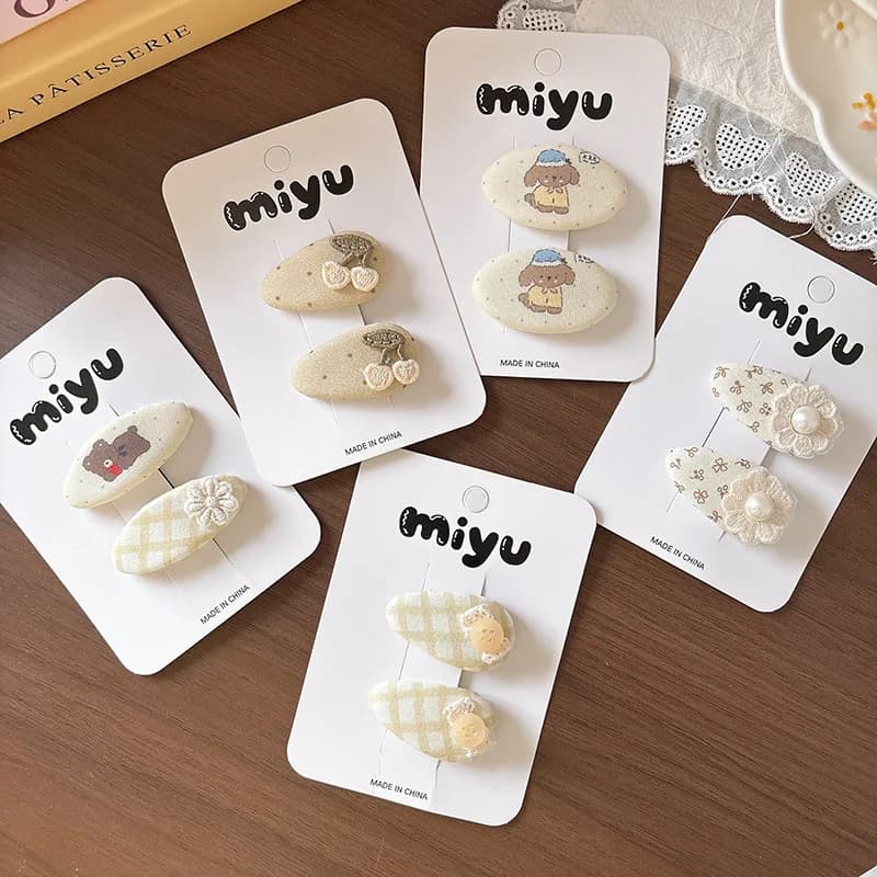Fermagli per capelli BB in tessuto scozzese beige con frange, graziose mollette laterali in pizzo, accessori per capelli versatili ed eleganti per bambine e ragazze, perfetti per l'uso quotidiano.