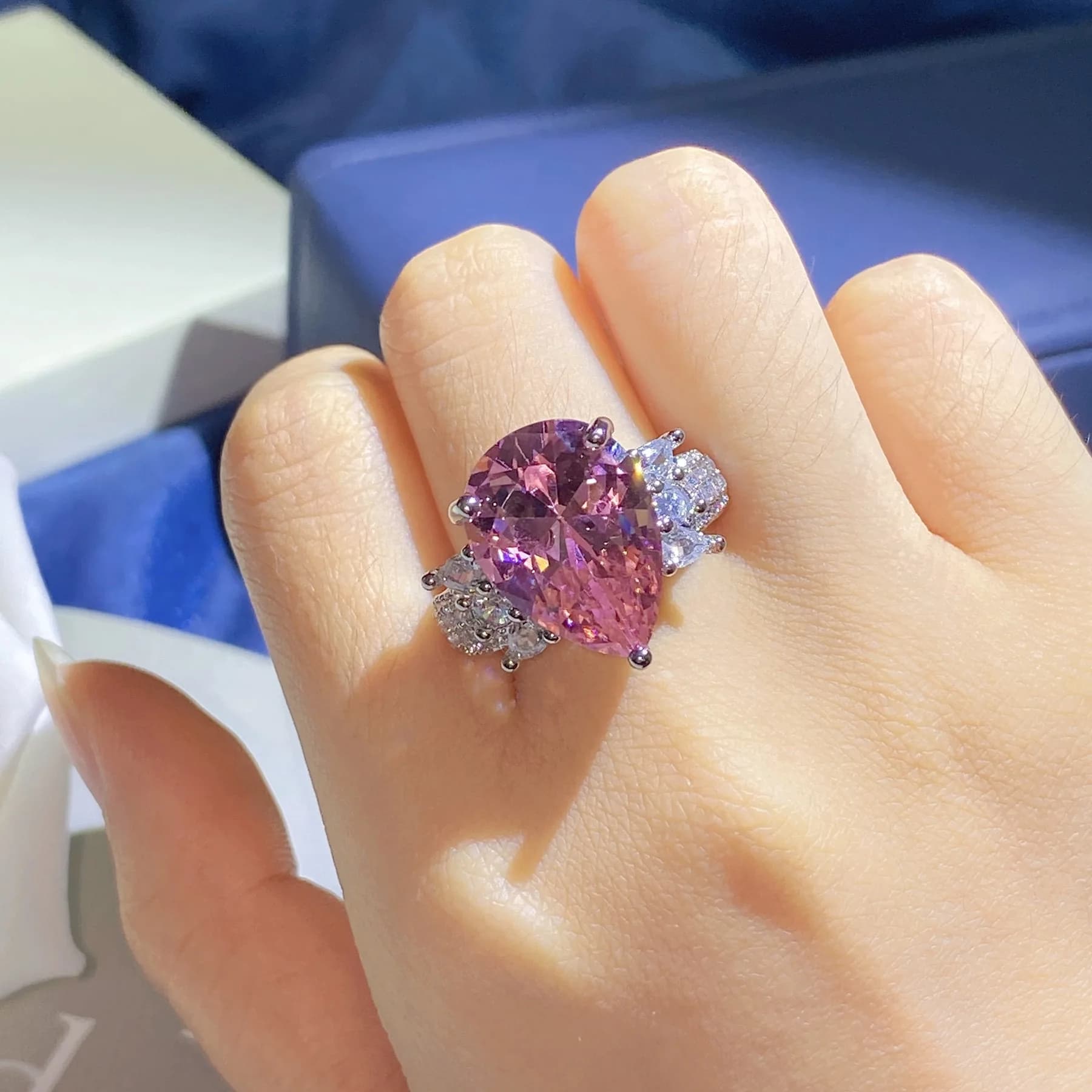 Anello Regolabile con Diamante Rosa Esagerato a Goccia - Splendida Pietra Preziosa Grande, Regalo di Compleanno Perfetto per Lei
