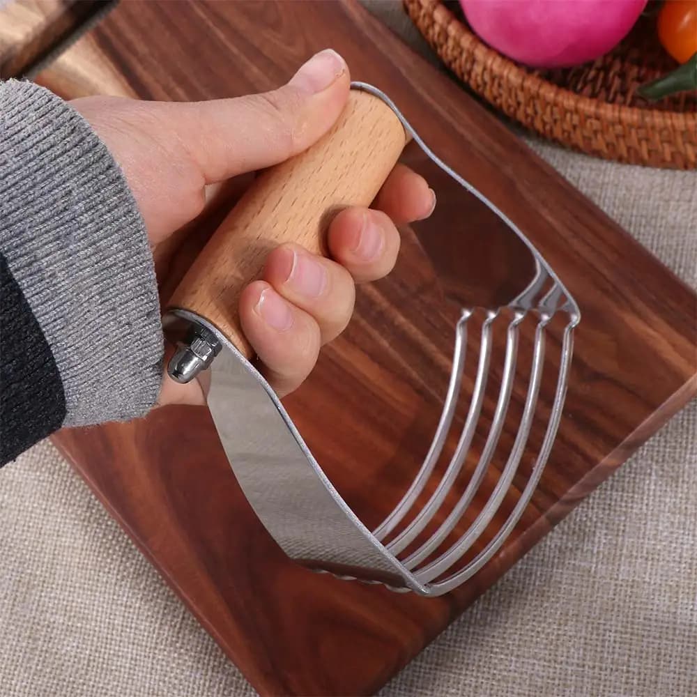 Utensile da Cucina, Frullatore Manuale per Impasto con Manico in Legno, Sbattitore per Burro in Acciaio Inox, Design Curvo, Mixer per Impasto, Frullatore per Purea di Frutta