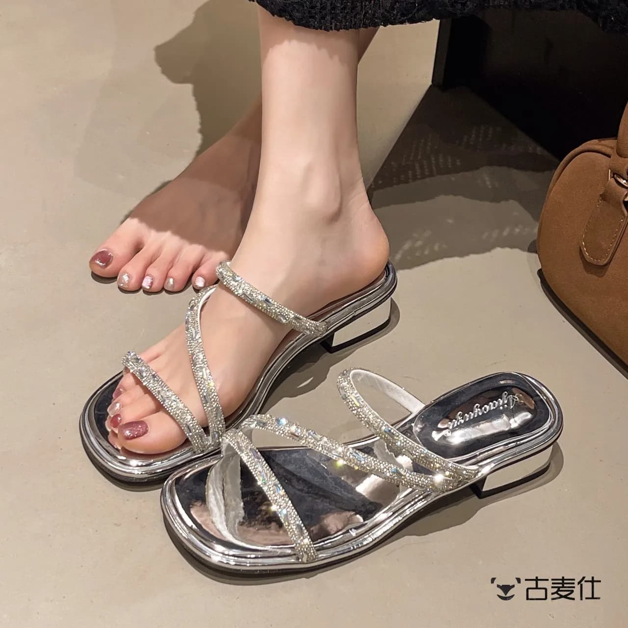 Sandali estivi da donna slip-on con strass, tacco medio spesso, perfetti per abbinare con gonne, bellissime ciabatte monofascia