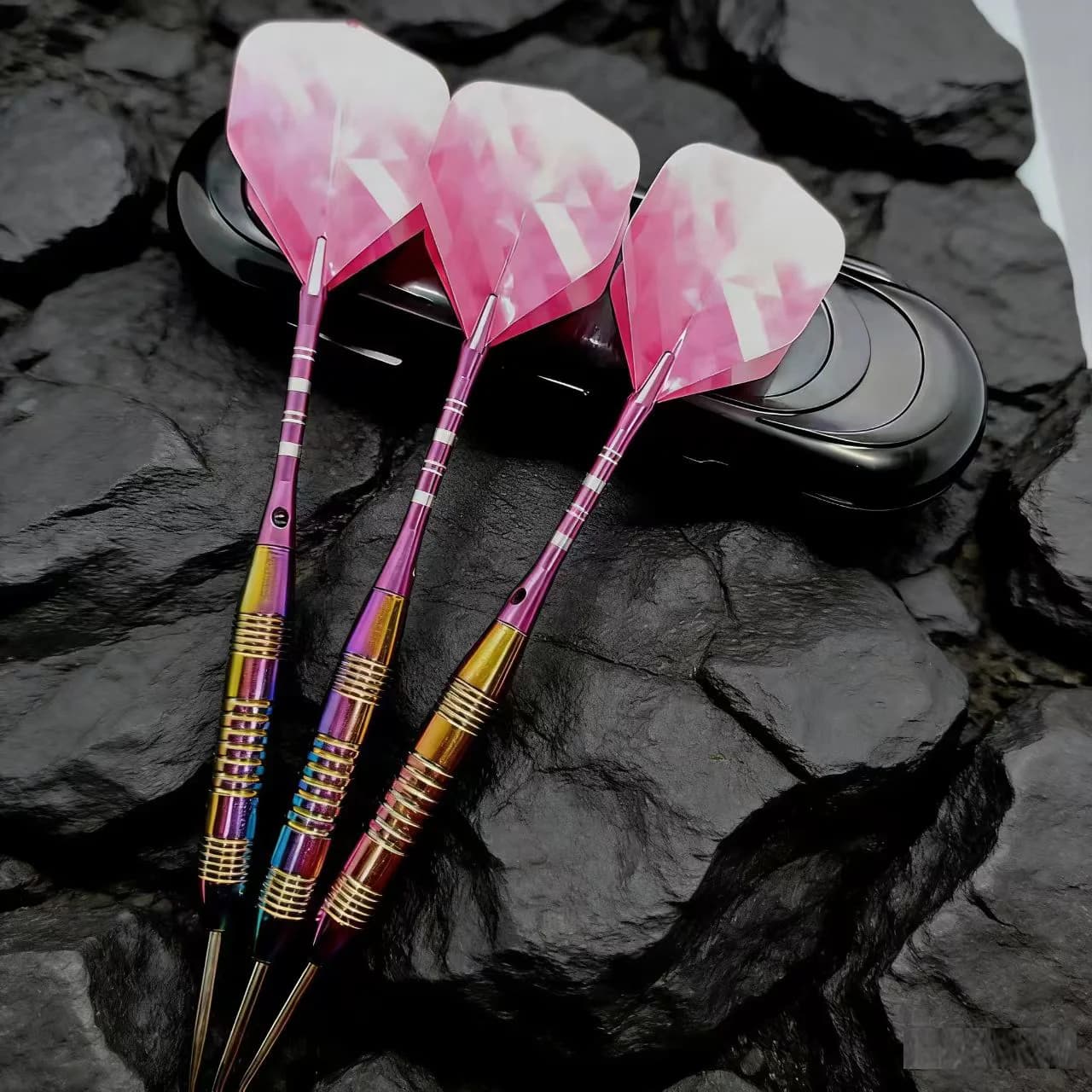 Set di freccette colorate con punta in acciaio da 3 pezzi con voli rosa e custodia portatile Kit di freccette professionale da 23 g per giochi al coperto per principianti