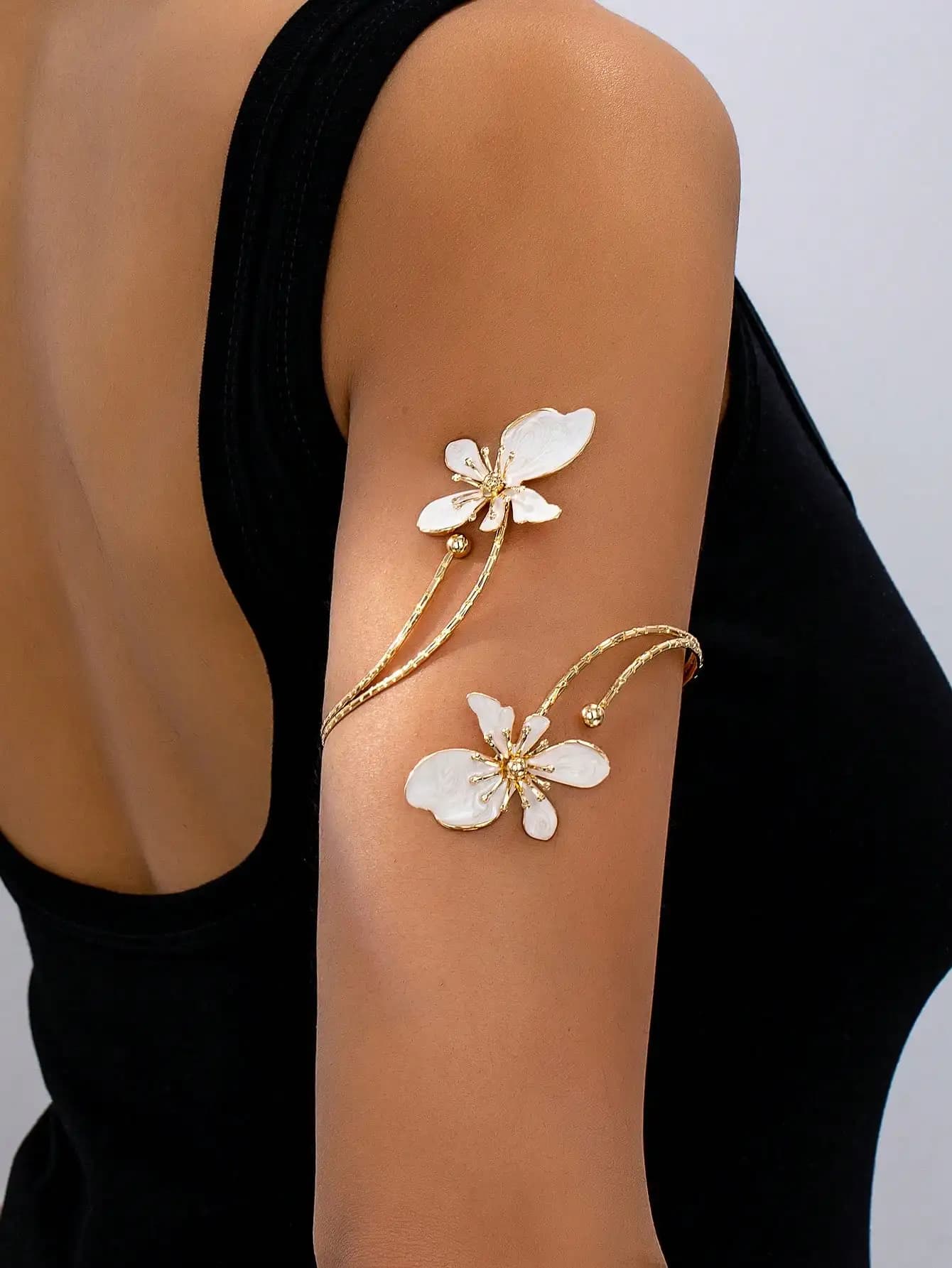 Bracciale con ciondolo floreale, design elegante e alla moda per le donne, adatto per le vacanze
