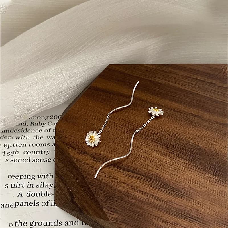 Orecchini a bottone con margherita fresca in argento sterling 925, versione coreana, squisiti ornamenti per le orecchie eleganti alla moda per le donne
