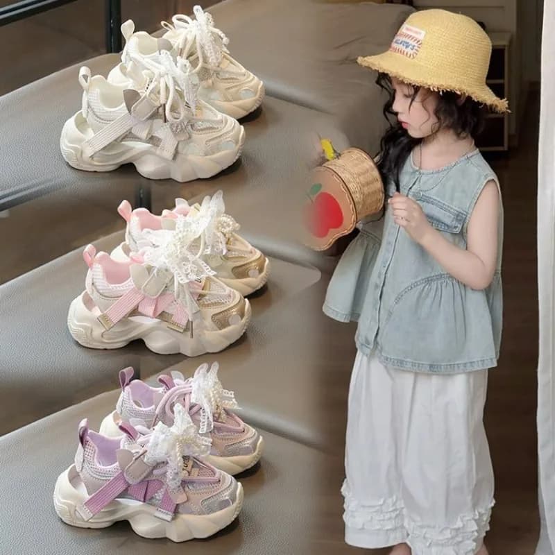Sandali in stile principessa. Nuovi sandali sportivi estivi 2026 per bambini in tessuto a rete con fiocco. Alla moda e confortevoli.