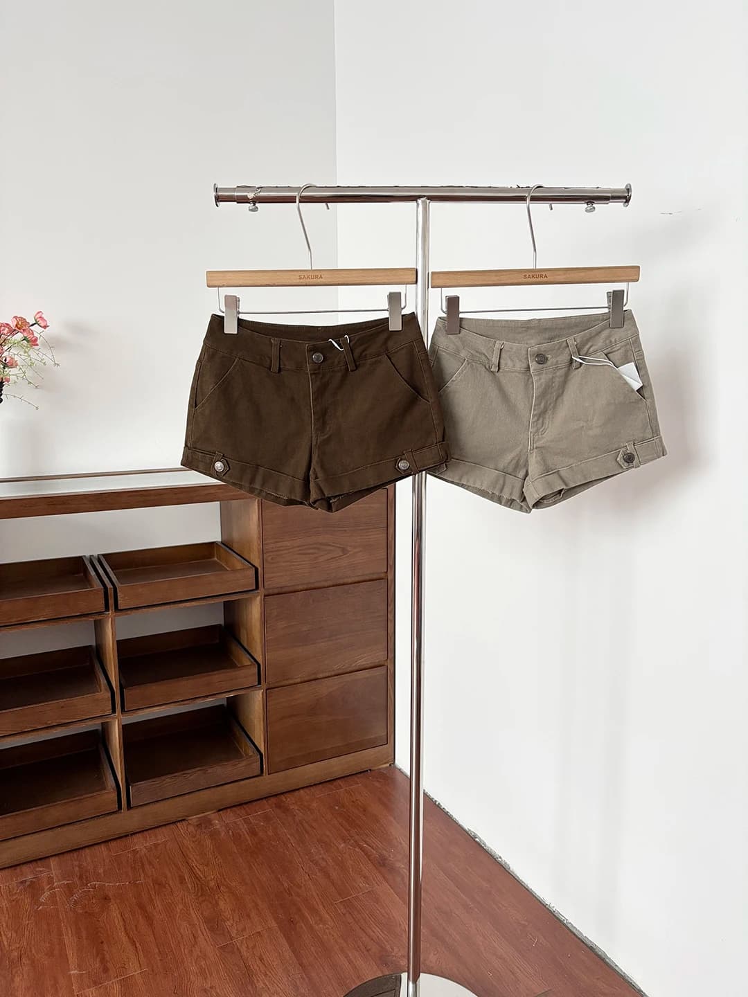 Shorts in denim a vita alta da donna, stile casual estivo 2026, snellenti, versatili, in fibra di poliestere, alla moda