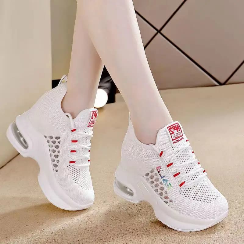 Sneakers da donna comode con fondo spesso traspirante 2024 nuove scarpe da donna con zeppa stringate scarpe femminili versatili