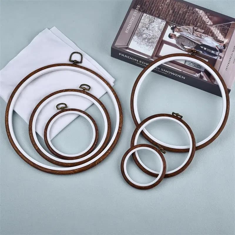 Cerchi da ricamo rotondi ovali in legno di colore Set di telai anelli a cerchio da ricamo in plastica per strumento di cucito artigianale con ago a punto croce fai da te
