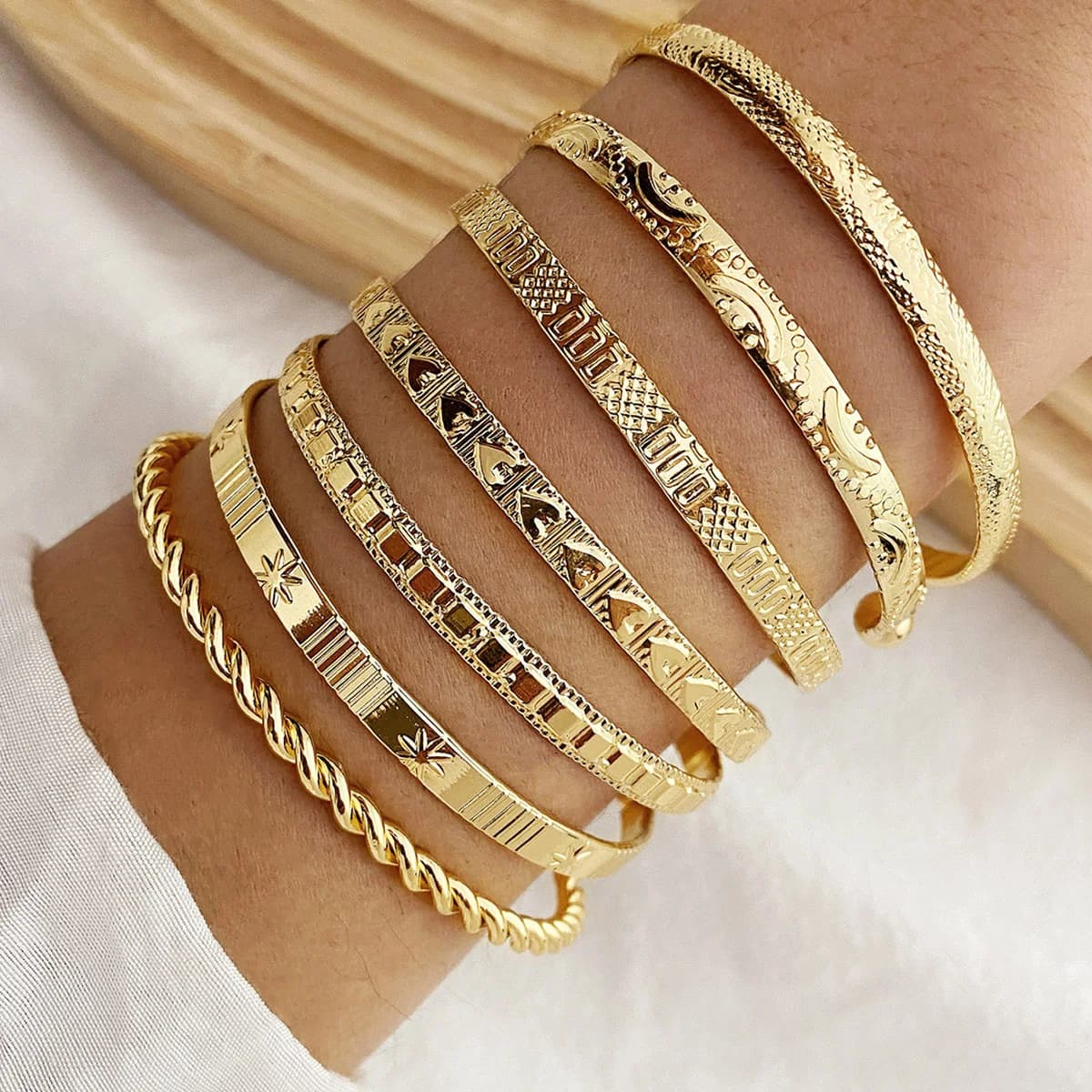 Set di 7 Bracciali Punk Color Oro per Donne, Stile Streetwear Gotico con Stampe a Cuore, Design in Metallo, Bracciale Aperto, Gioielli alla Moda, Regali 2024