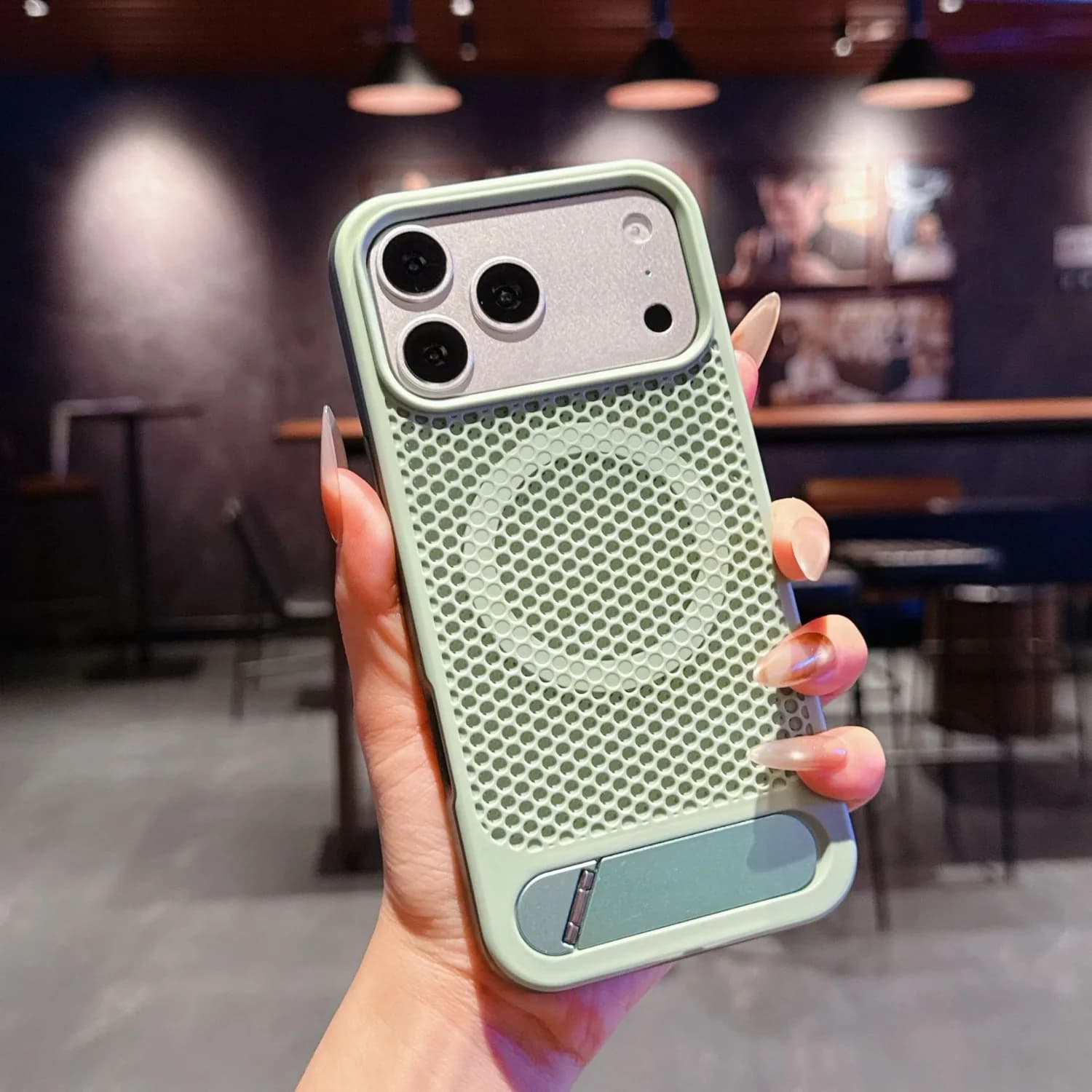 Custodia Magnetica Raffreddante per iPhone 17 16 Pro Max con Dissipazione del Calore, Ricarica Wireless, Supporto in Metallo e Protezione Anti-Impatto