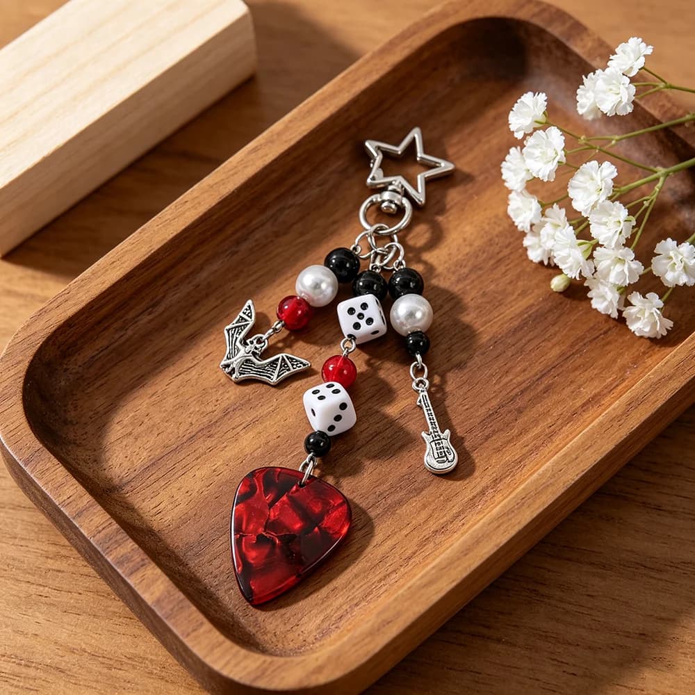 Portachiavi con Ciondolo a Cuore in Acrilico Rubino a Forma di Plettro per Chitarra Stile Y2K Eddie Munson, con Dado e Mazza - Accessorio Gioiello Fatto a Mano