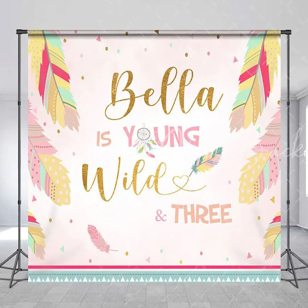 Sfondo di compleanno con nome personalizzato Young Wild e tre per ragazza, sfondo per cabina fotografica per feste con freccia di piume tribali Boho