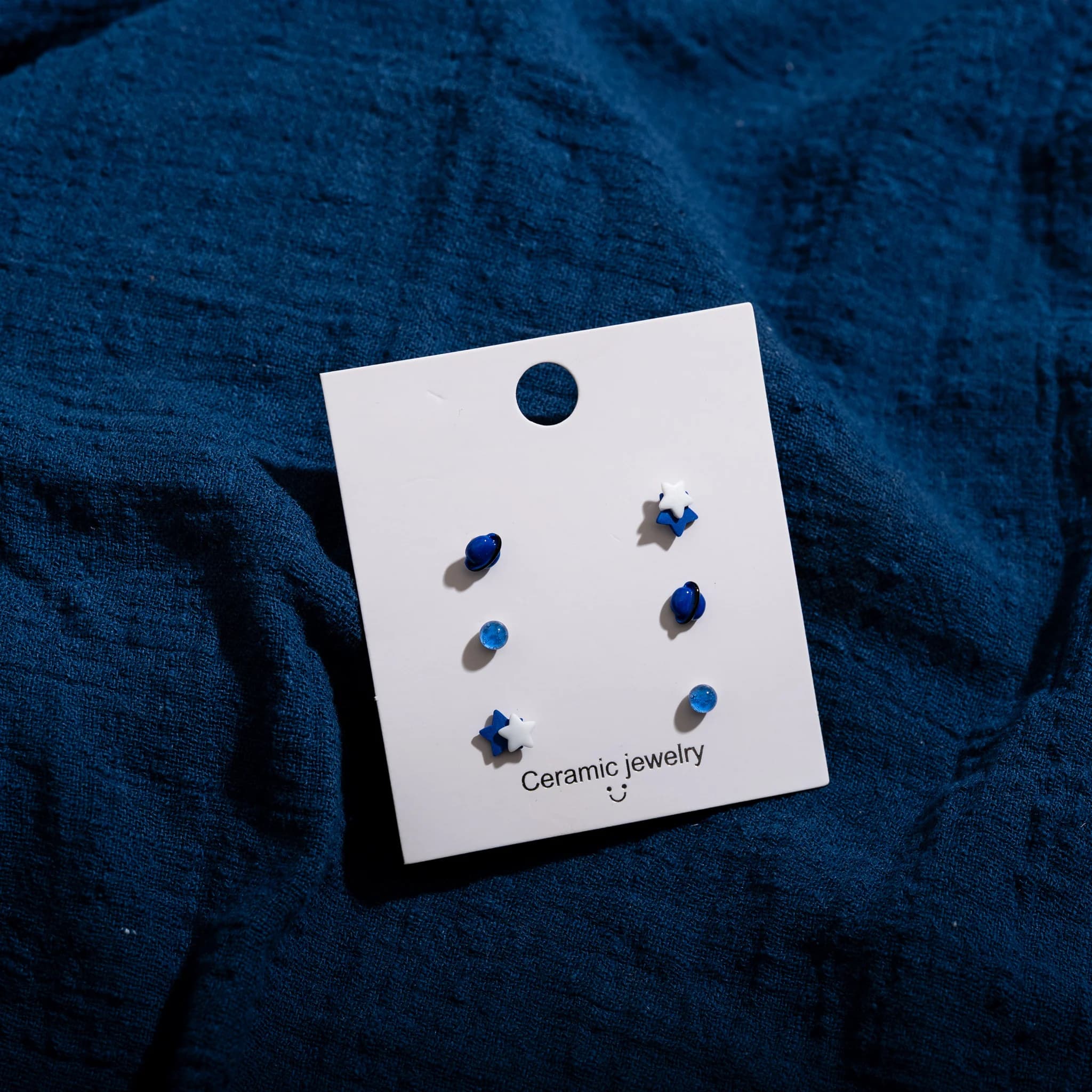 Delicati orecchini a bottone in ceramica set 3 paia di gioielli ipoallergenici leggeri con stella blu, cuore, fiore Z642