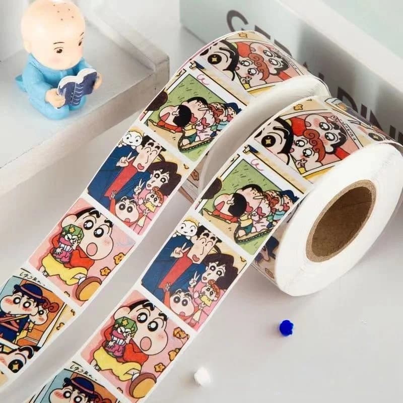 500 Pezzi/Rotolo Adesivi Anime Crayon Shin-chan, Simpatici Decalcomani Cartoon di Shinnosuke Nohara, Adesivi per Giocattoli, Diari, Quaderni, Chitarre, Telefoni, Regalo