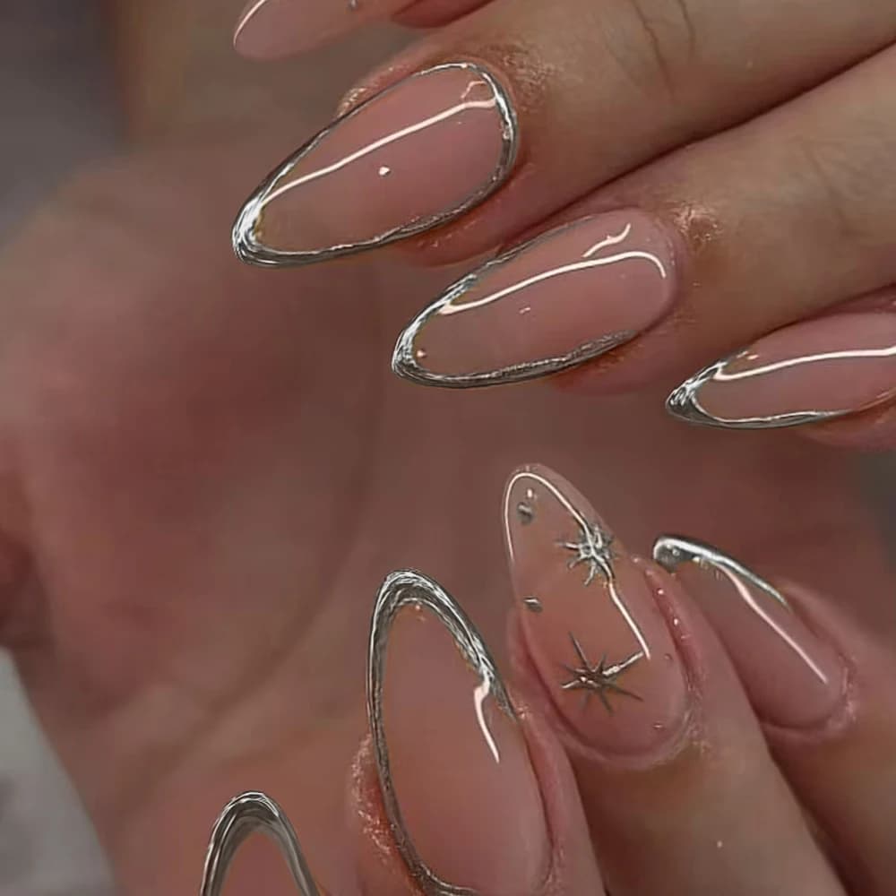 24 strisce lunghe per unghie in gel 3D argento a forma di mandorla per migliorare il tuo stile alla moda! Questo set di adesivi per unghie a spillo francese
