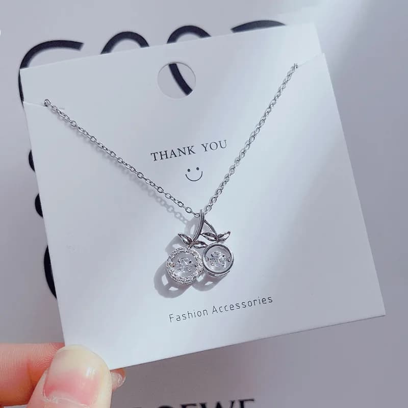 Collana dinamica da donna dal design di nicchia in stile coreano, gioielli geometrici al collo con catena a forma di clavicola con pendente a quadrifoglio elegante e semplice