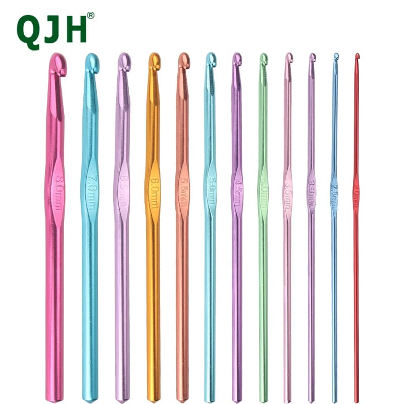 Uncinetti in alluminio QJH, set da 12 pezzi, 12 misure (da 2 mm a 8 mm), impugnatura facile, in metallo colorato, lunghezza 15 cm, per lavorare all'uncinetto