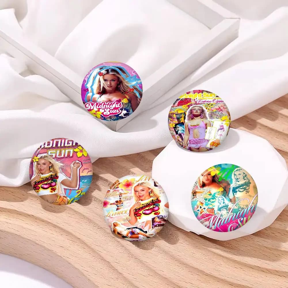 Spilla rotonda divertente con design anime Singer Zara Larsson Midnight Sun, accessorio per zaino e cappello, gioiello regalo per amici