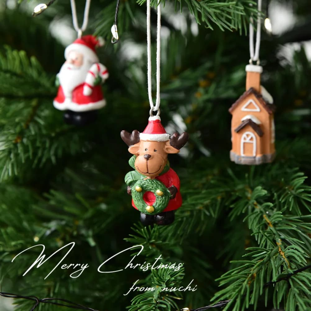 Ornamenti pendenti per albero di Natale Piccola resina Alce Cane Gatto Casa di neve Decorazioni per albero di Natale Bambole da tavolo 2026 Regali di Capodanno