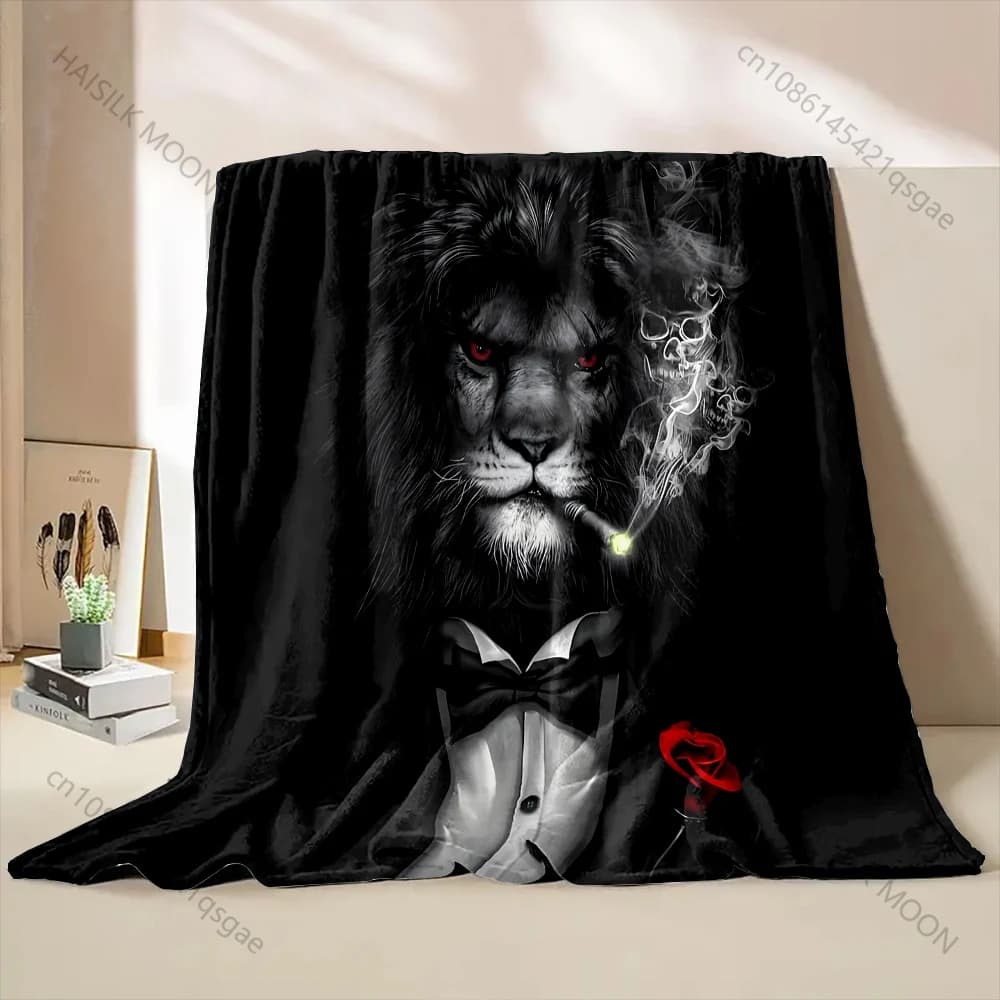 Sig. Leone che fuma su sfondo nero modello Coperta Materiale di flanella Morbido caldo per tutte le stagioni, Picnic da campeggio all'aperto per la casa